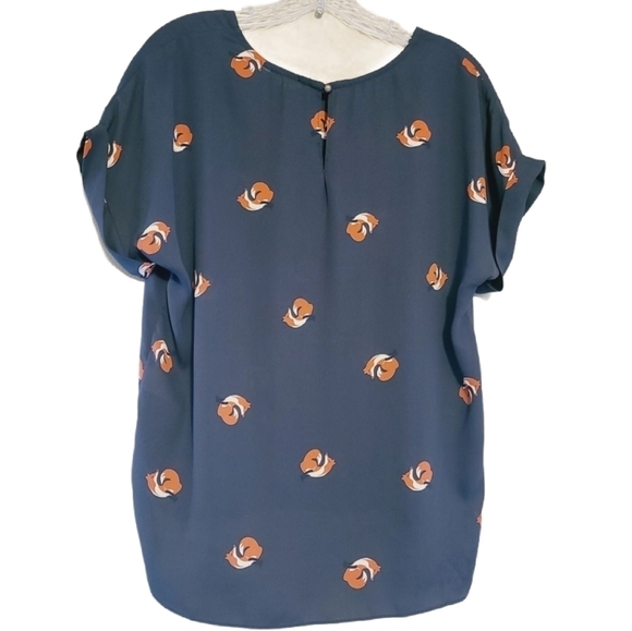 Everly | Women's Navy Fox Print Hi-Low Rolled Sleeved Top (Size Medium) - Picture 11 of 11
